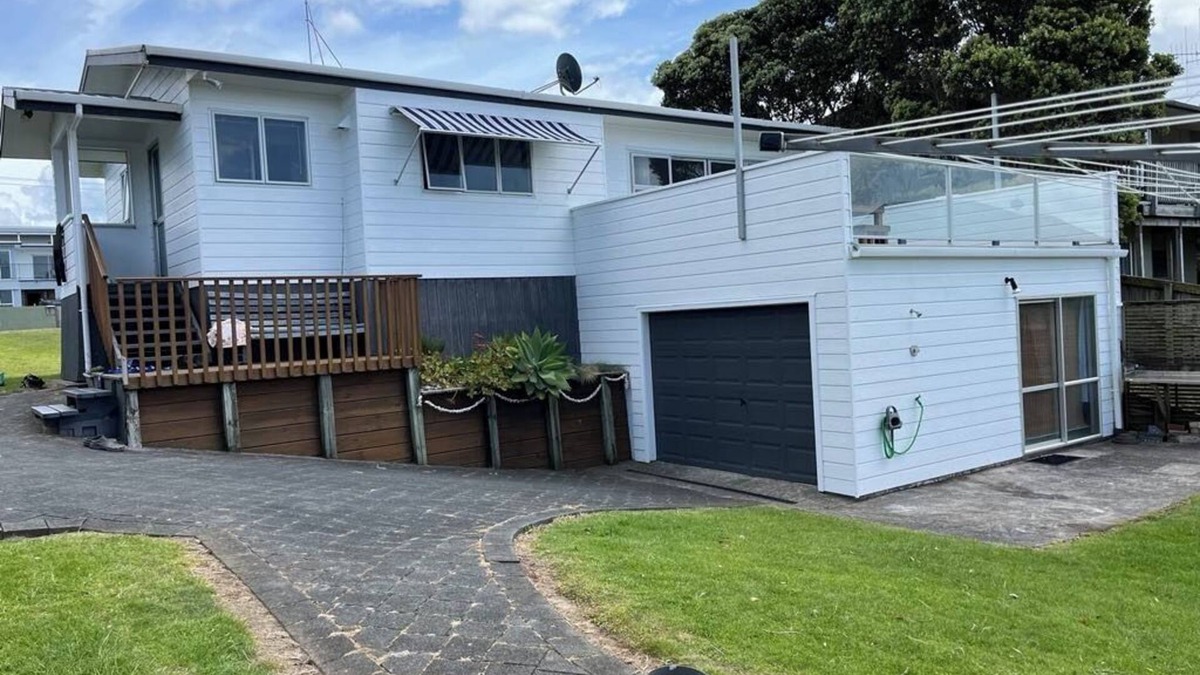 Waihi Beach House | Sea views 3-bedroom Waihi Beach