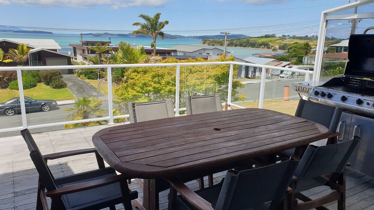 Algies Bay House | sea views and relaxing. Sleeps 9