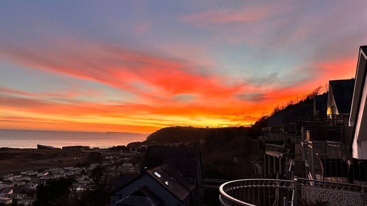 Llanddowror Apartment | Sea Views, Hot tub, Balcony, 4 star Visit Wales