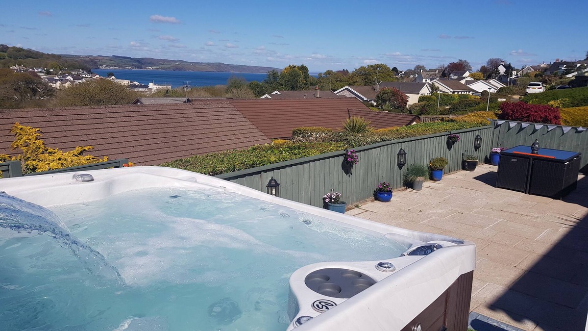 Saundersfoot House | Sea views. Hot Tub. Sleeps 7 Saundersfoot , 7 mins walk to village, seafront.