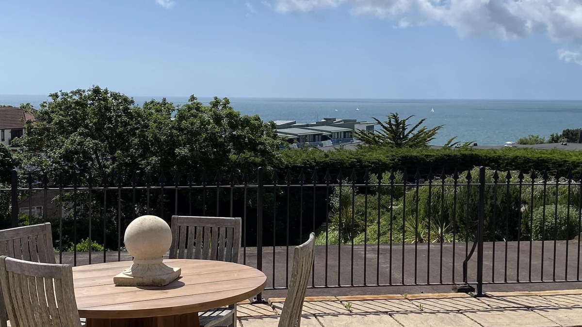Boscombe Apartment | Sea views & private terrace. Private Parking. 2 bed luxury flat. 5 min beach