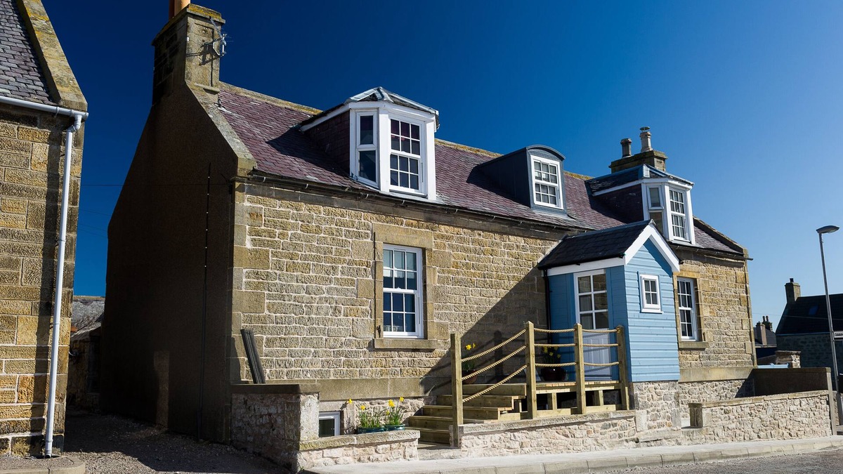 Burghead House | Sea Views, Sauna, Jacuzzi Bath, Decking, BBQ, Summer House, Perfect!