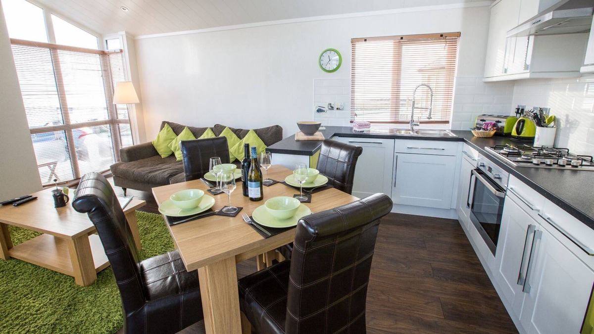 Anstruther Cabin | Seabreeze Lodge (2 Bed) Pets - a lodge that sleeps 4 guests in 2 bedrooms