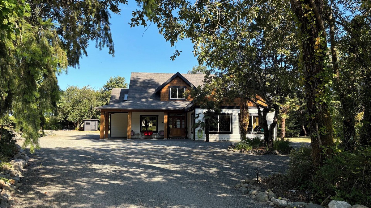 Central Saanich Other | Seabrook Farmhouse with Hot Tub & Swimming Pool, 4 min to Butchart Gardens