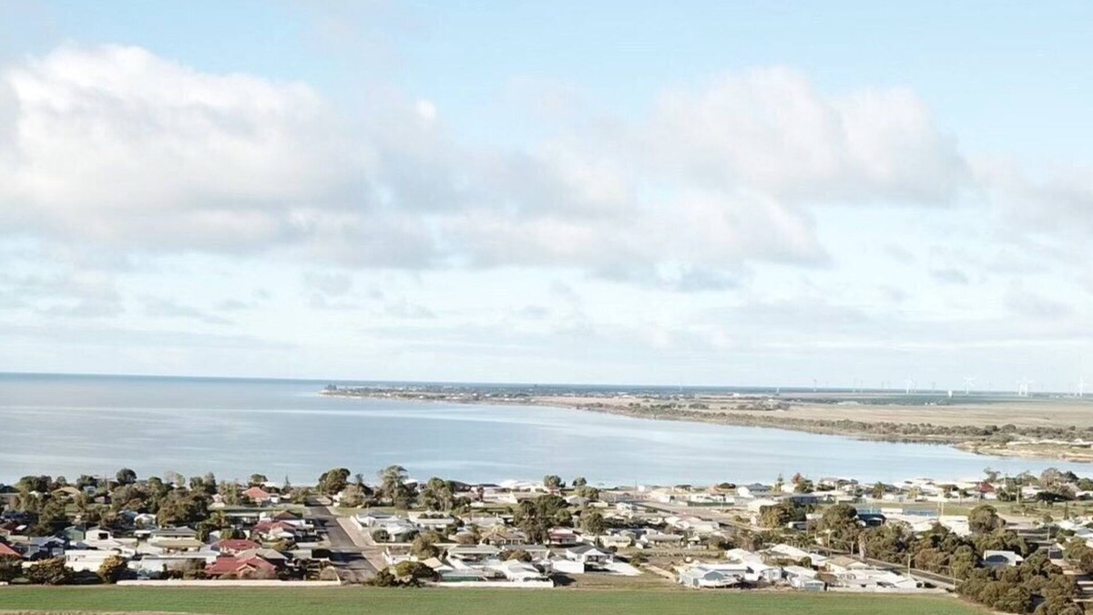 Melville House | Seachange @ Coobowie Holiday Home (sleeps 12 guests)