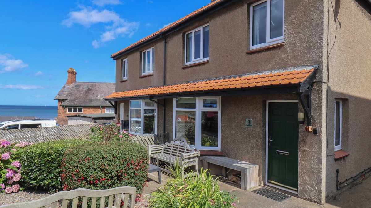 Sandsend Cottage | SEACLIFF COTTAGE, pet friendly, with open fire in Sandsend