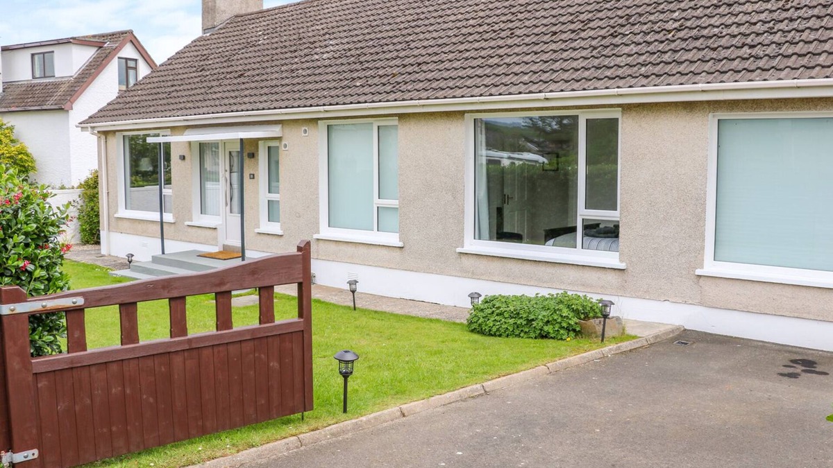 Castlerock Cottage | SEACOAST COTTAGE, pet friendly, country holiday cottage in Castlerock