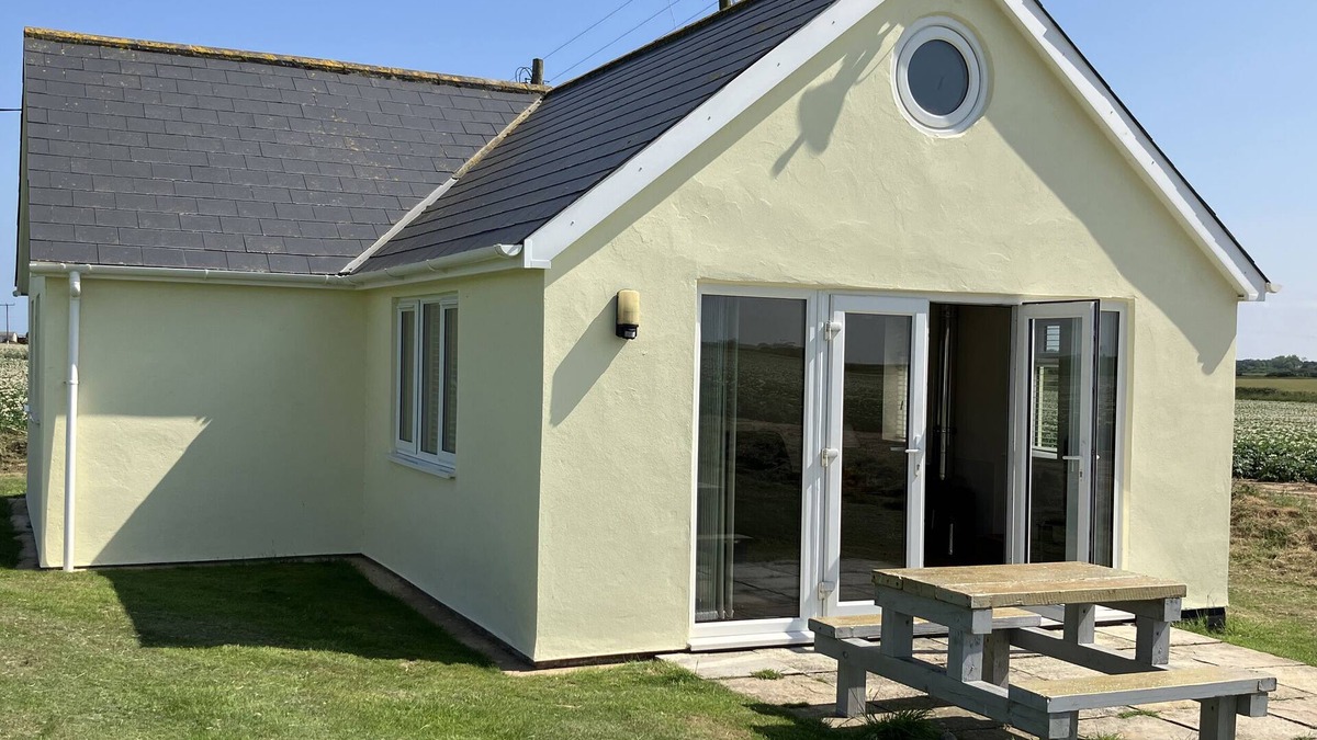 Irstead Cottage | SEADRIFT, pet friendly, with open fire in Happisburgh, East Anglia