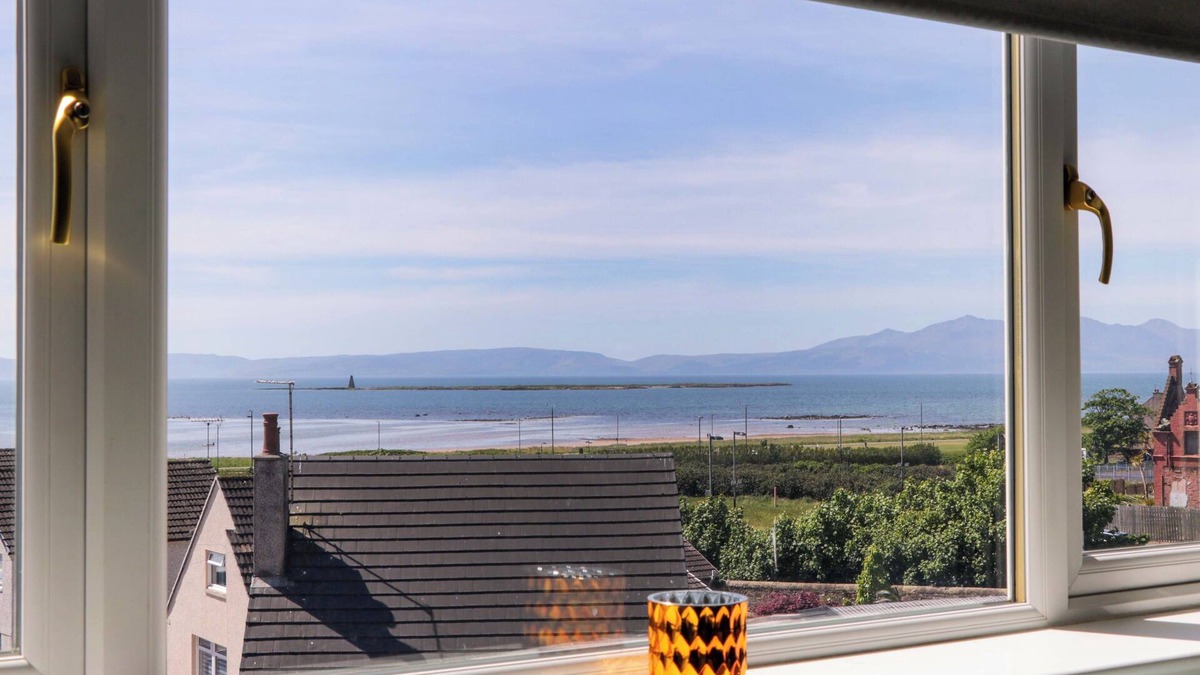 Ardrossan Cottage | SEAFIELD COURT, pet friendly, country holiday cottage in Ardrossan