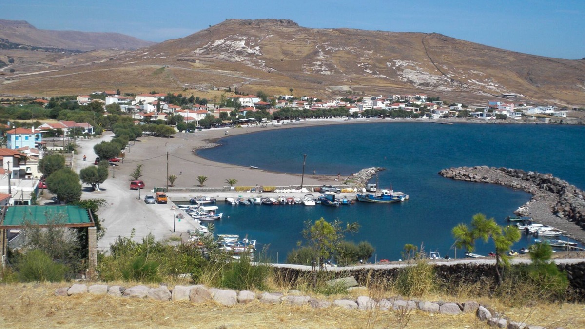 Tavari House | Seafront 2 Bedroom Apartment With Parking