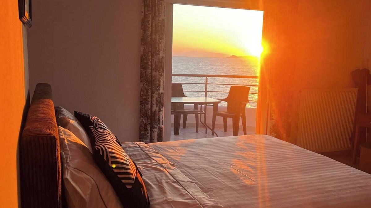 Avlakia Apartment | Seafront apartment with terrace