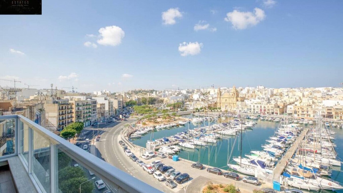 Pieta Apartment | Seafront, designer APT with Private Terrace + WIFI