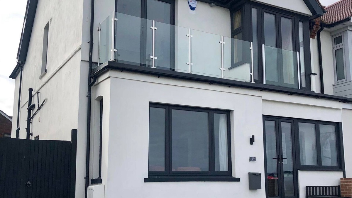 Herne Bay House | Seafront home with fabulous view - 20m to beach.