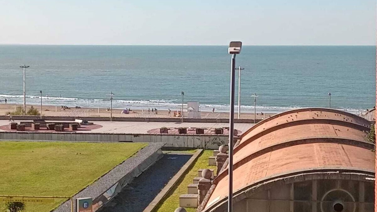 La Perla Apartment | Seafront on Boulevard Marítimo, steps from Bristol Beach, the TORREÓN and CASINO