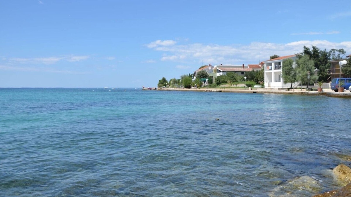 Diklo Apartment | Seafront Penthouse Apartment near Zadar