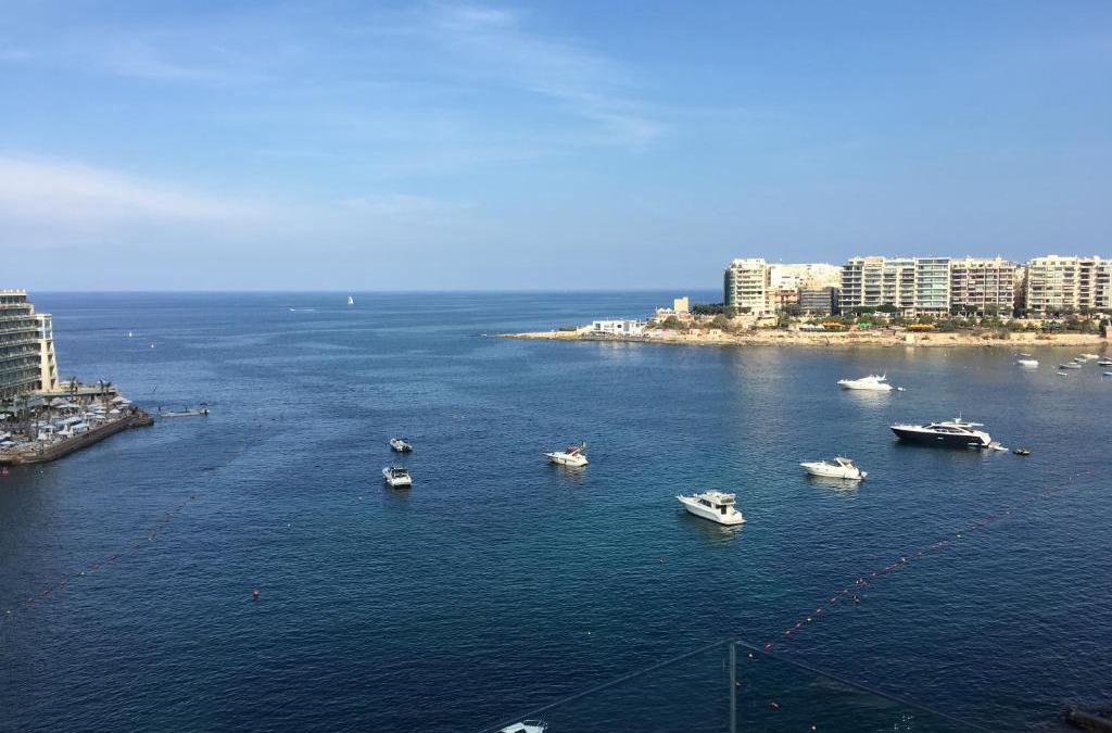 St. Julian's Apartment | Seafront Penthouse Triplex- Roof Terrace & Hot Tub