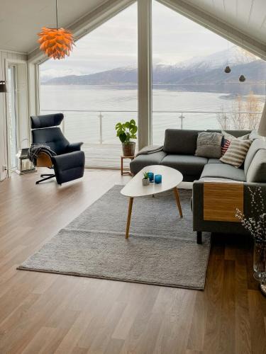 Ballangen House | Seafront Retreat With Panoramic Mountain Views