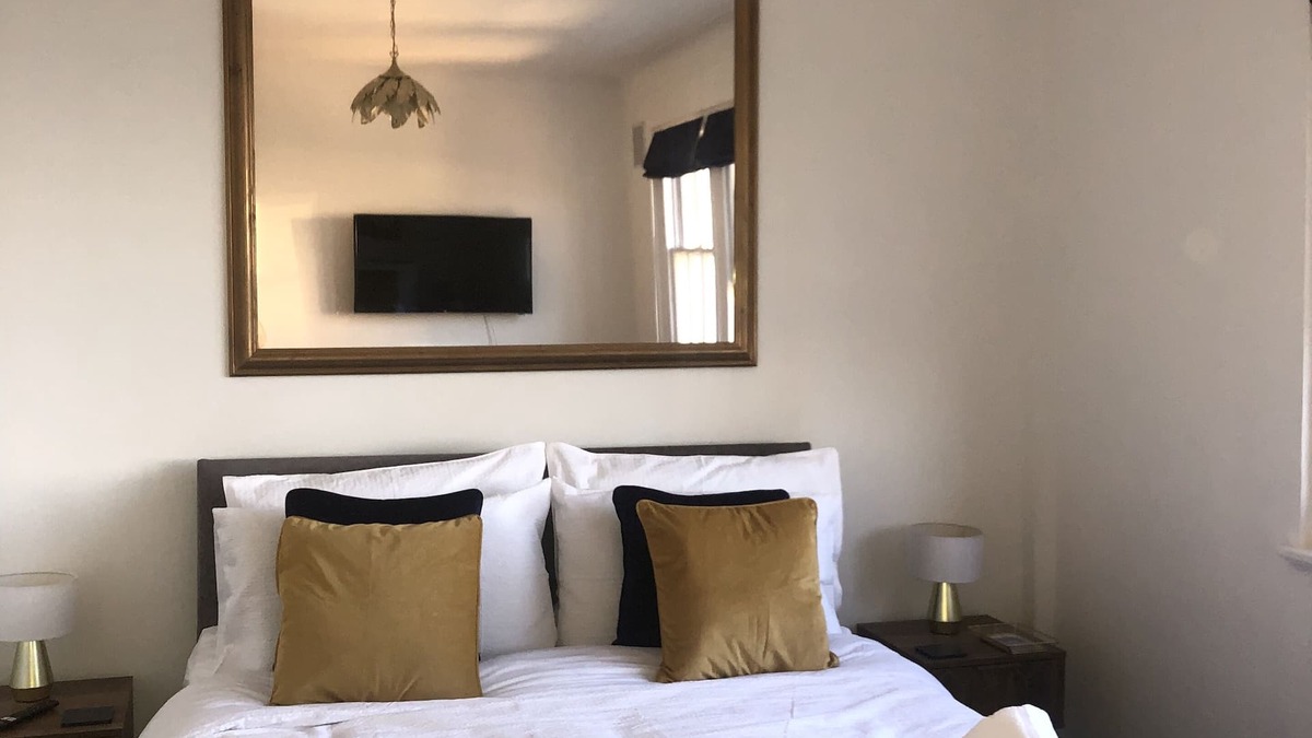 Seafront Apartment | ⭐️Seafront Sanctuary - art deco studio apartment with stunning city & sea views⭐️