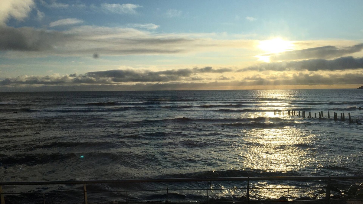 Newcastle Apartment | Seafront Spacious 3 bedroom Apartment with private secure parking and free wi-fi