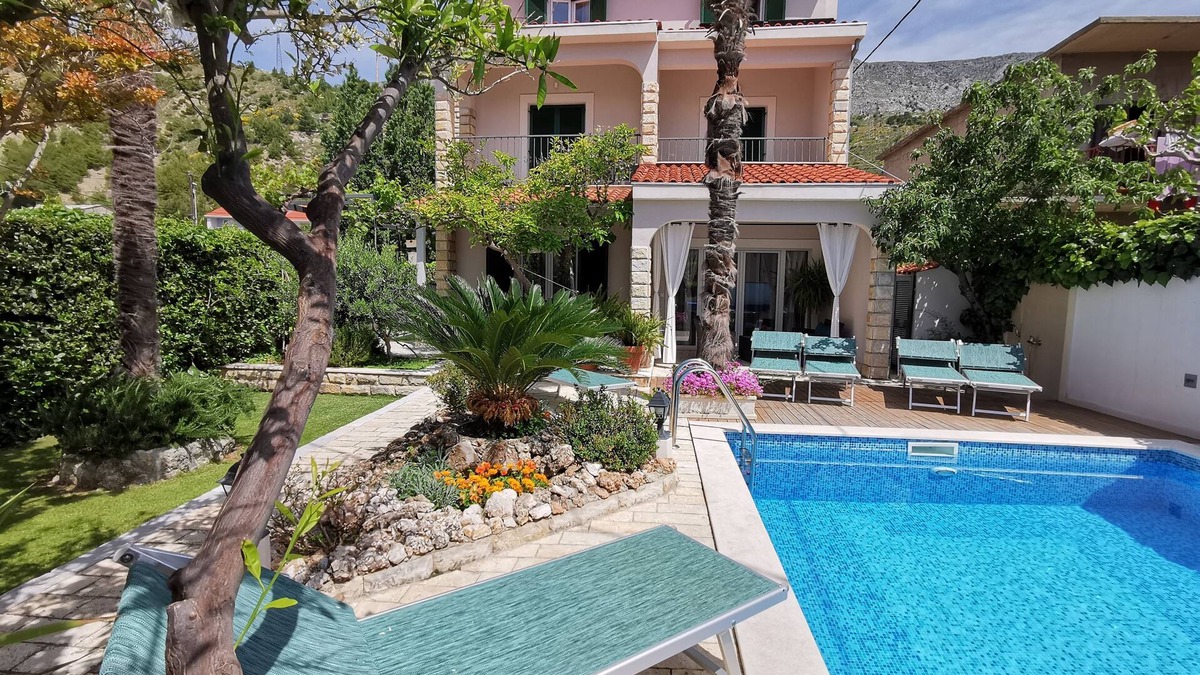 Duce Villa | Seafront villa, sandy beach, heated pool, sauna, fitness,.