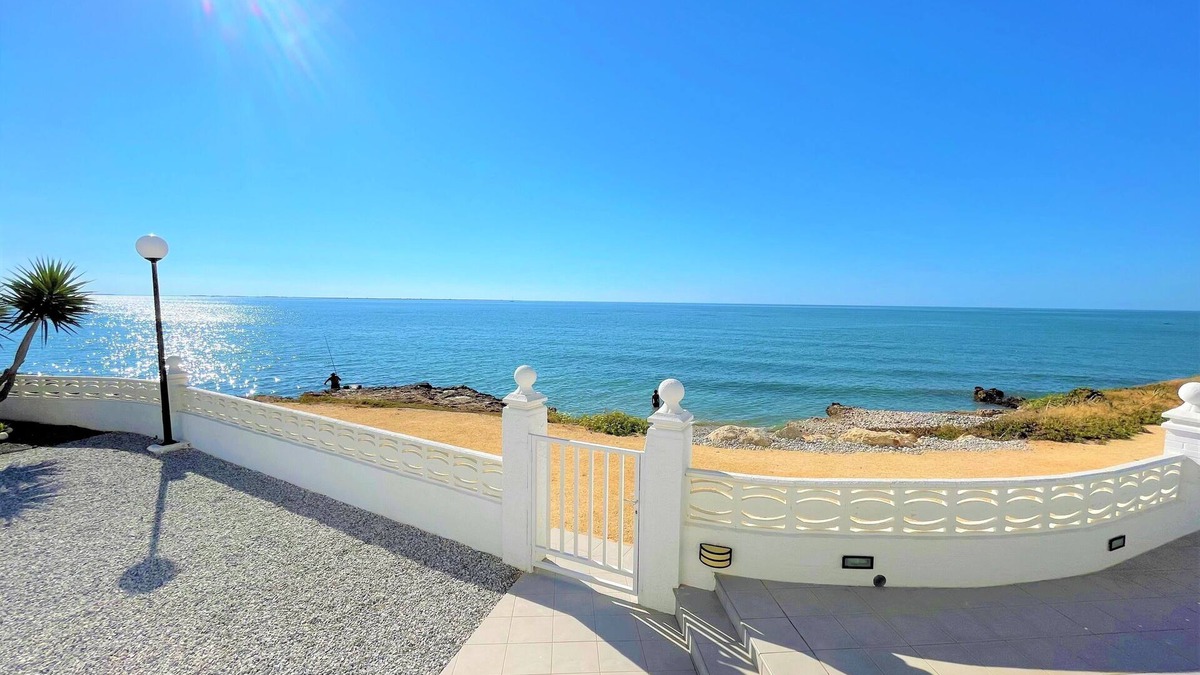 Alcanar Ski Chalet | Seafront villa with private swimming pool