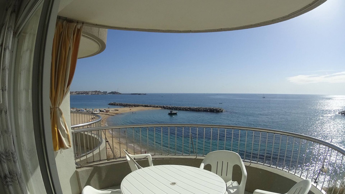 Sant Antoni de Calonge Condo | SEAFRONT WITH INTERNATIONAL TV, WIFI AND PARKING