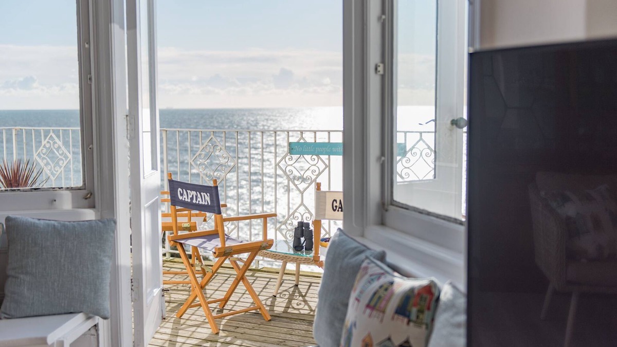 Folkestone Apartment | Seagulls by Bloom Stays - sleeps 8 guests in 4 bedrooms