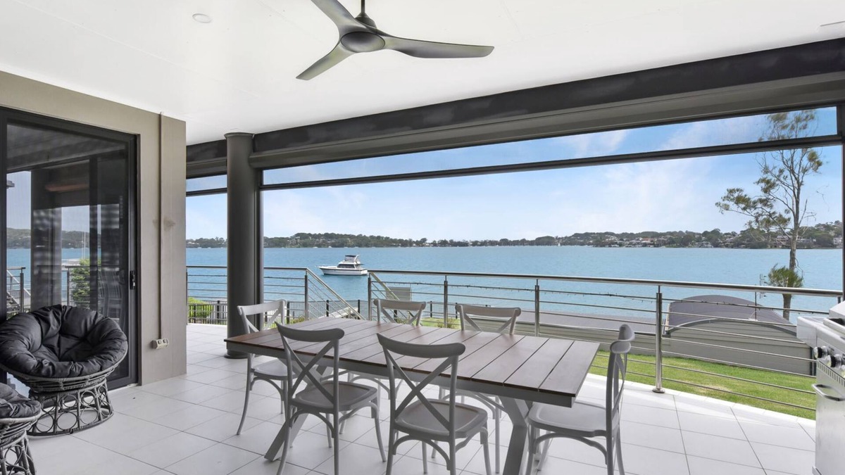 Lake Macquarie City Council House | Sealand Lake House - Stunning Absolute Waterfront at Fishing Point