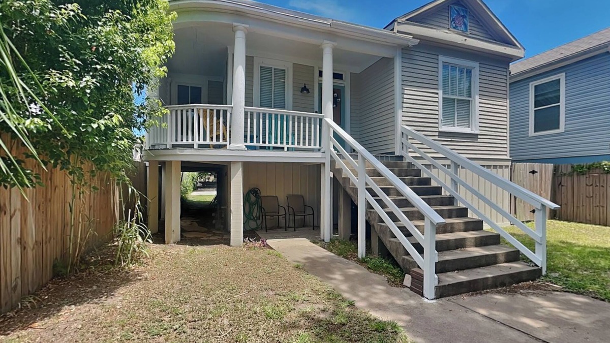 Galveston House | Sealy Street Duo | Spacious, Near Beach