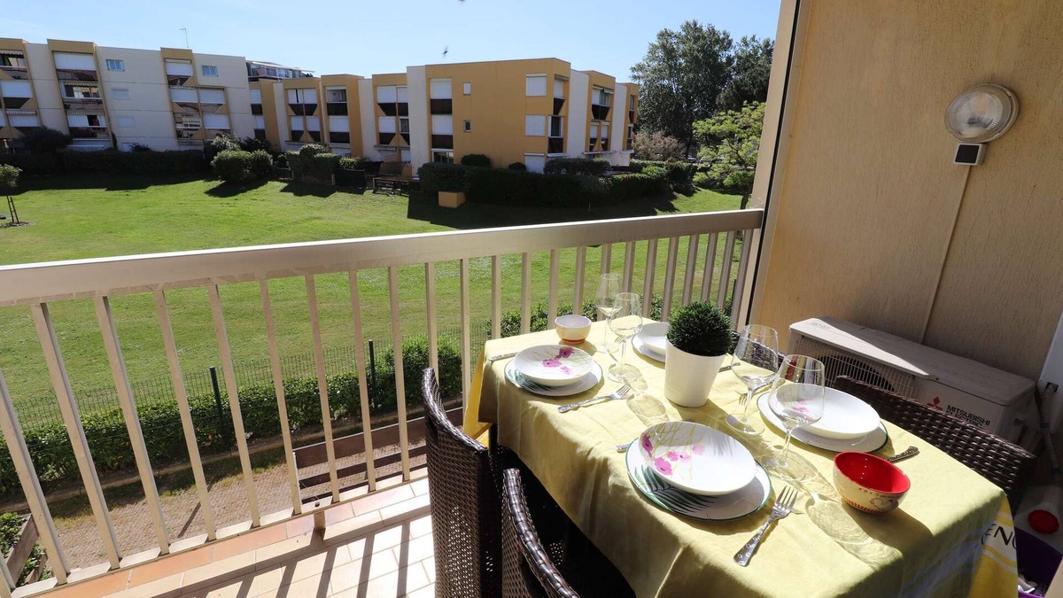 Le Grau-Du-Roi Apartment | Seaquarium district - air-conditioned studio cabin terrace garden view