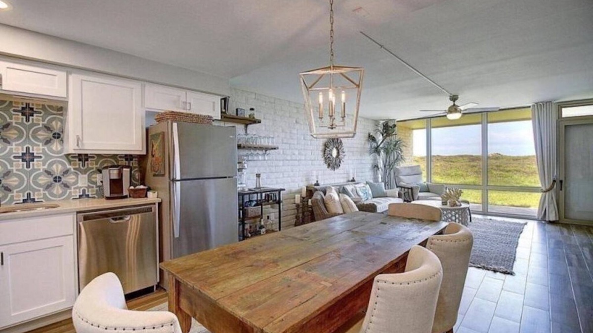 Port Aransas Condo | Seas the Day at Coral Cay—1 minute walk to beach!