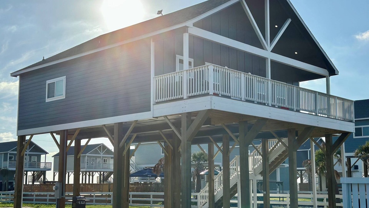 Caplen House | "Seas the Day" - Large Living Area, Family Friendly, Walk to Beach, Pool Access