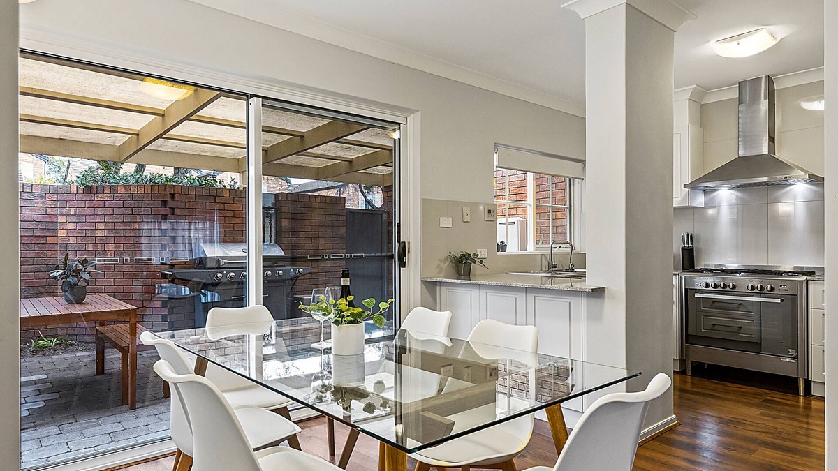 Glenelg South House | Seascape | 3BDR, Luxury, Beach, WiFi & Airport