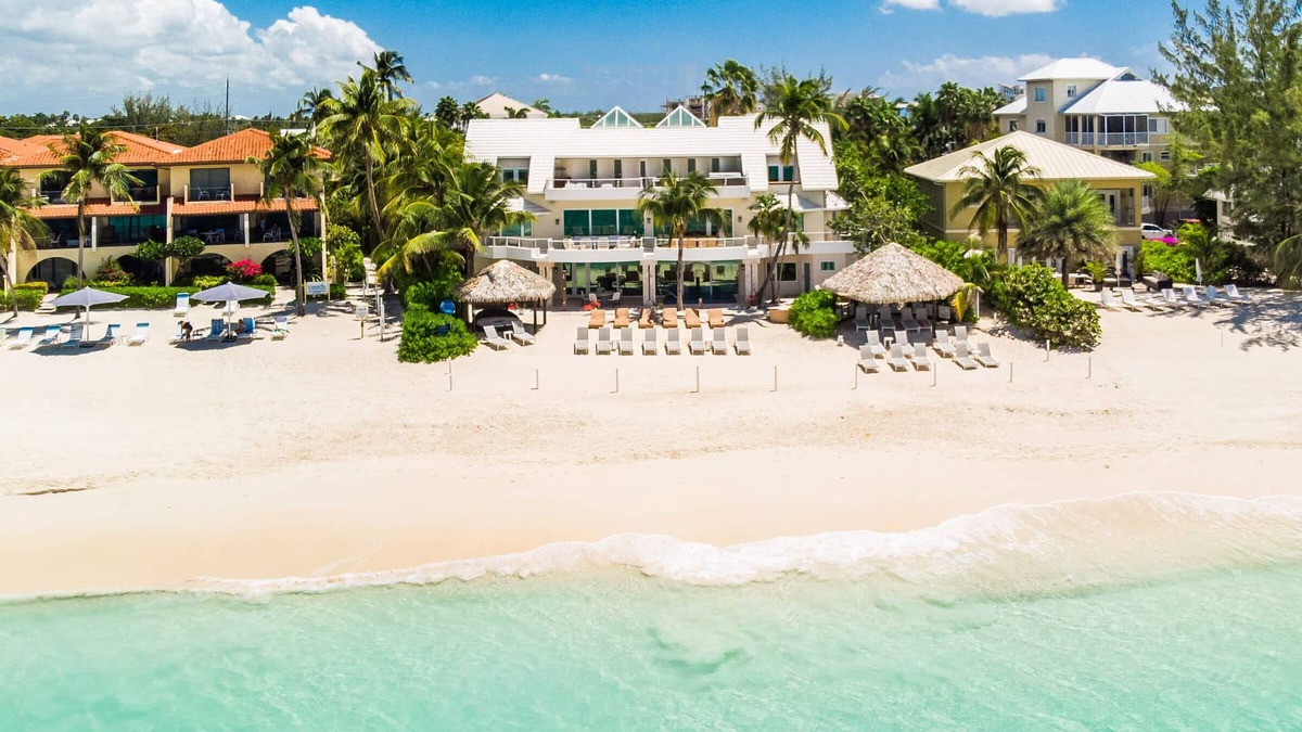 Seven Mile Beach Villa | Seascape Villa: Rare 7 BDR on Seven Mile Beach w/Cabanas, Private Pool & More!
