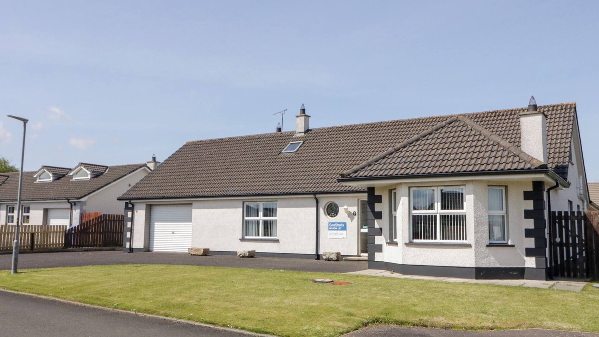 Castlerock House | SEASHELLS, family friendly, country holiday cottage in Castlerock