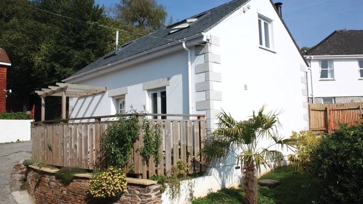 Helford Passage Cottage | 'Seashells' Sleeps 2, WiFi, shared pool, close to beach, river, coast path