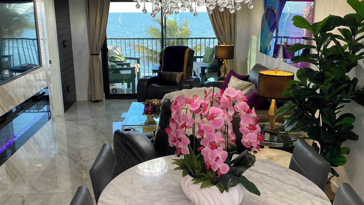 Mid Island Condo | SEASIDE 302. Solmate is a luxurious BEACHFRONT 2BR/2BA Condo in FMB