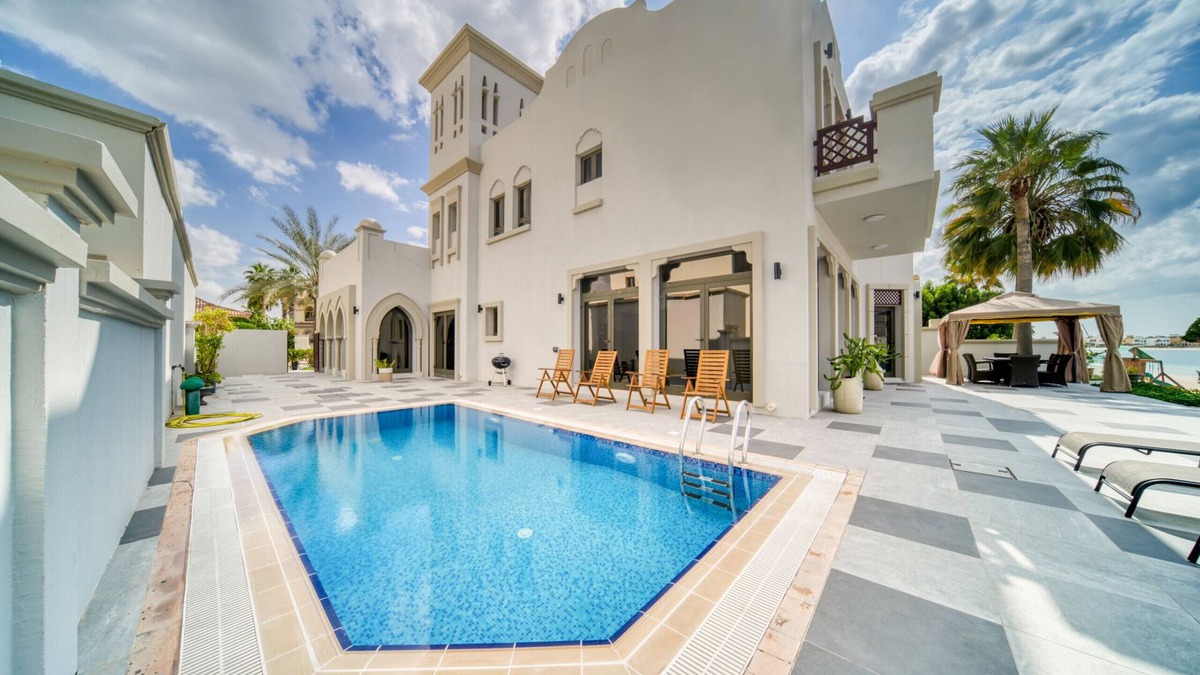 Palm Jumeirah Villa | Seaside 5BR Villa with Assist Room and Beach Access on Frond E Palm Jumeirah