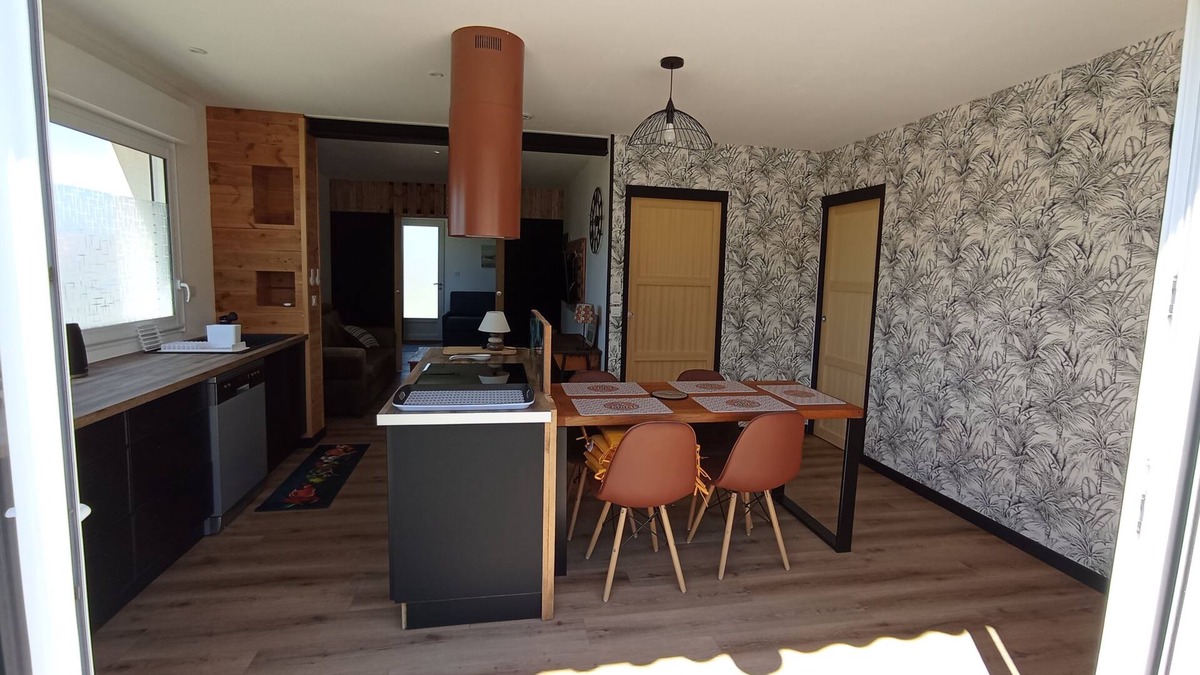 Creances House | Seaside accommodation, 300 m walk from the beach with private parking