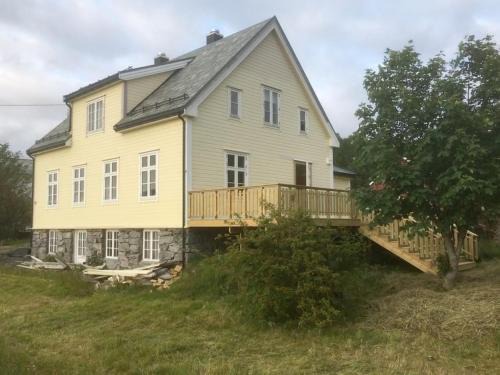 Vagsoy Apartment | Seaside apartment in farmhouse close to nature