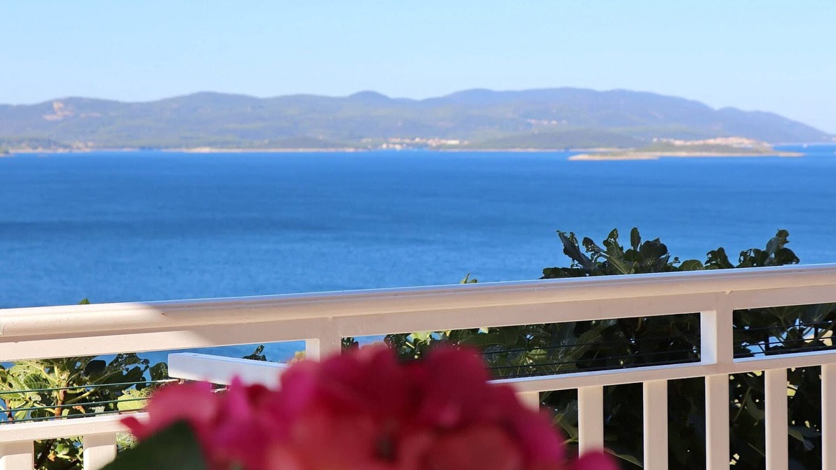 Podobuce Apartment | Seaside Apartments Hrkać - Comfort One Bedroom Apartment with Terrace and Sea View 1