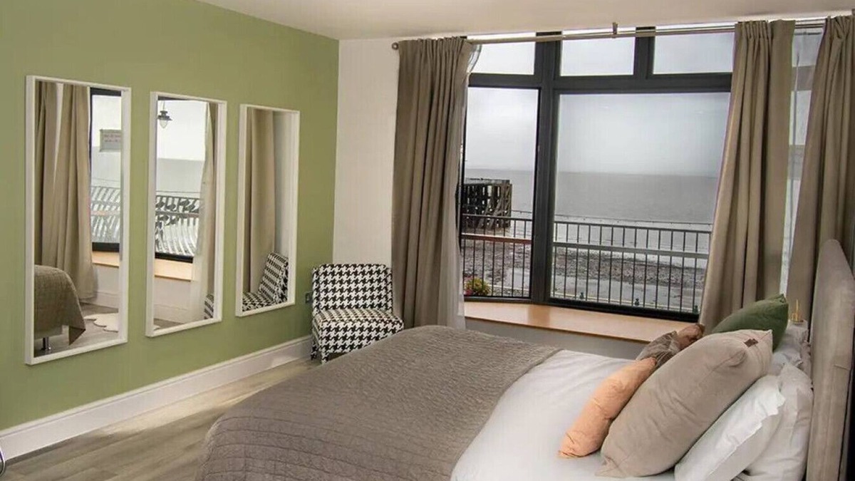 Penarth Apartment | Seaside Bliss:1-Bedroom Apt with Sea Views