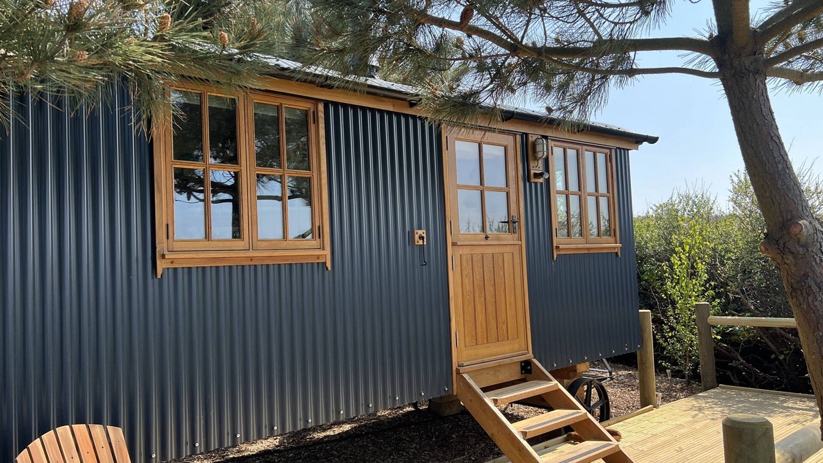 L’Eclet Cabin | Seaside Bliss: Cosy Shepherd Hut with fire place, 10 mins from the beach