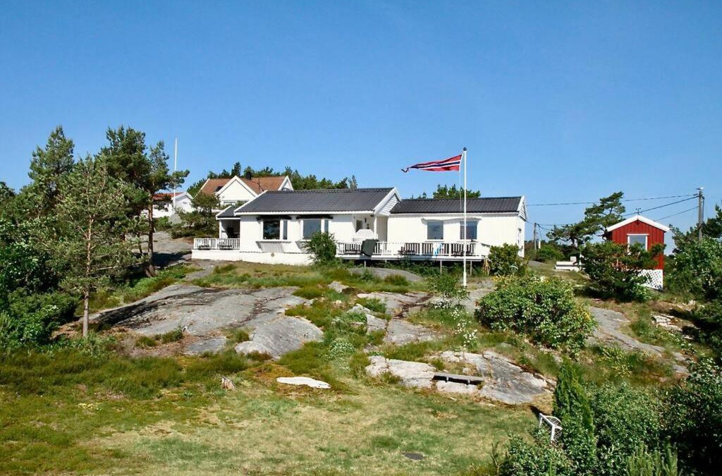 Lillesand House | Seaside cabin with terrace and ocean view