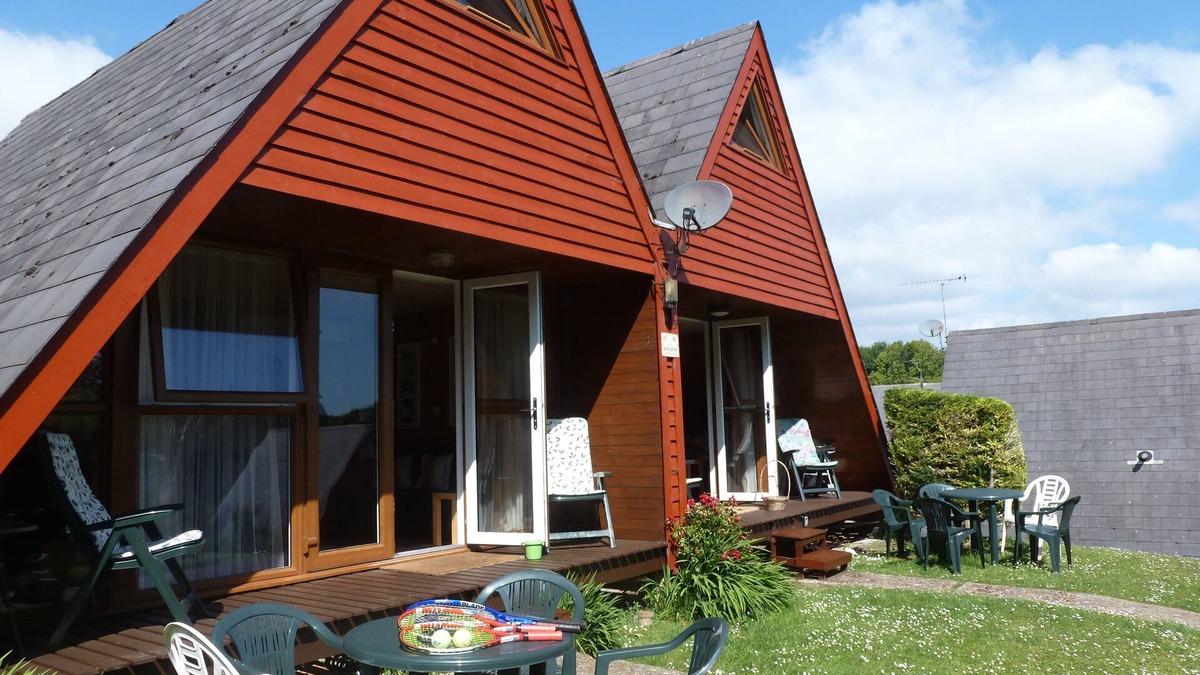 Martin Ski Chalet | Seaside chalet, free WiFi, swimming pool, pubs near by, friendly holiday park.