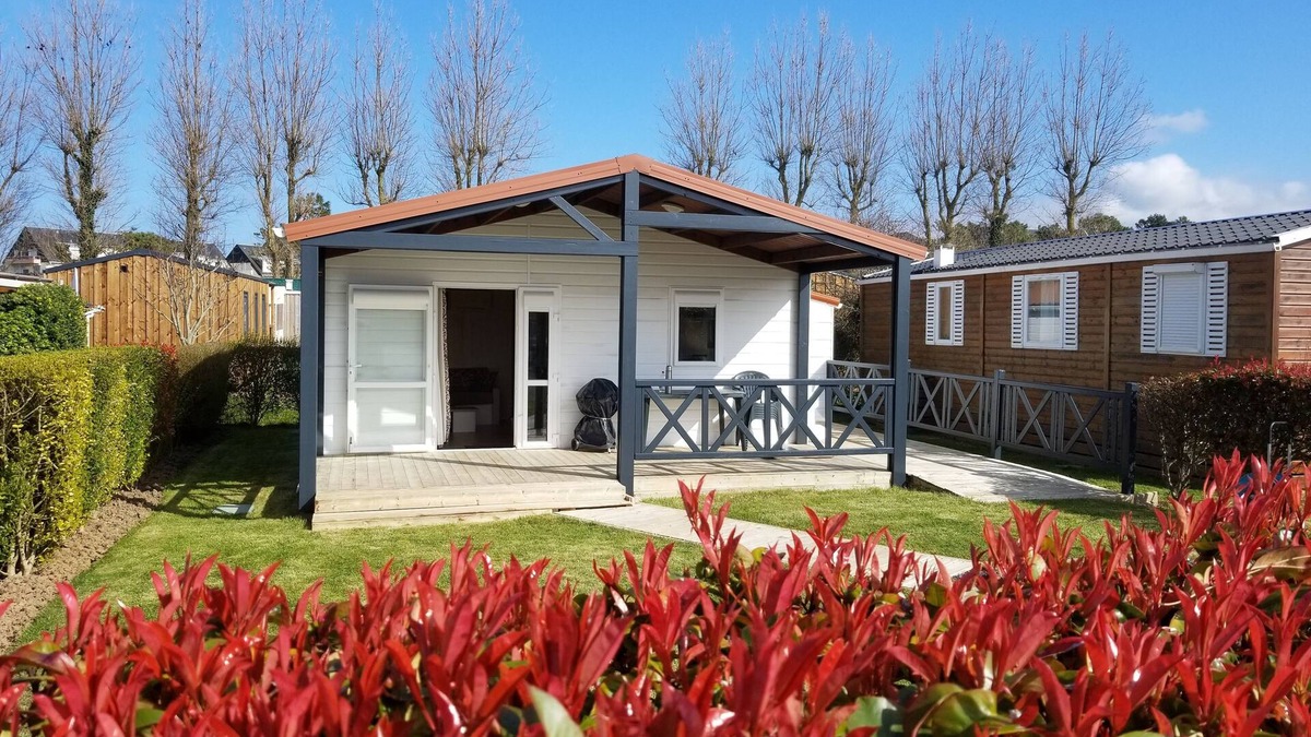 Grandcamp-Maisy Ski Chalet | Seaside chalet on the landing beaches, indoor swimming pool