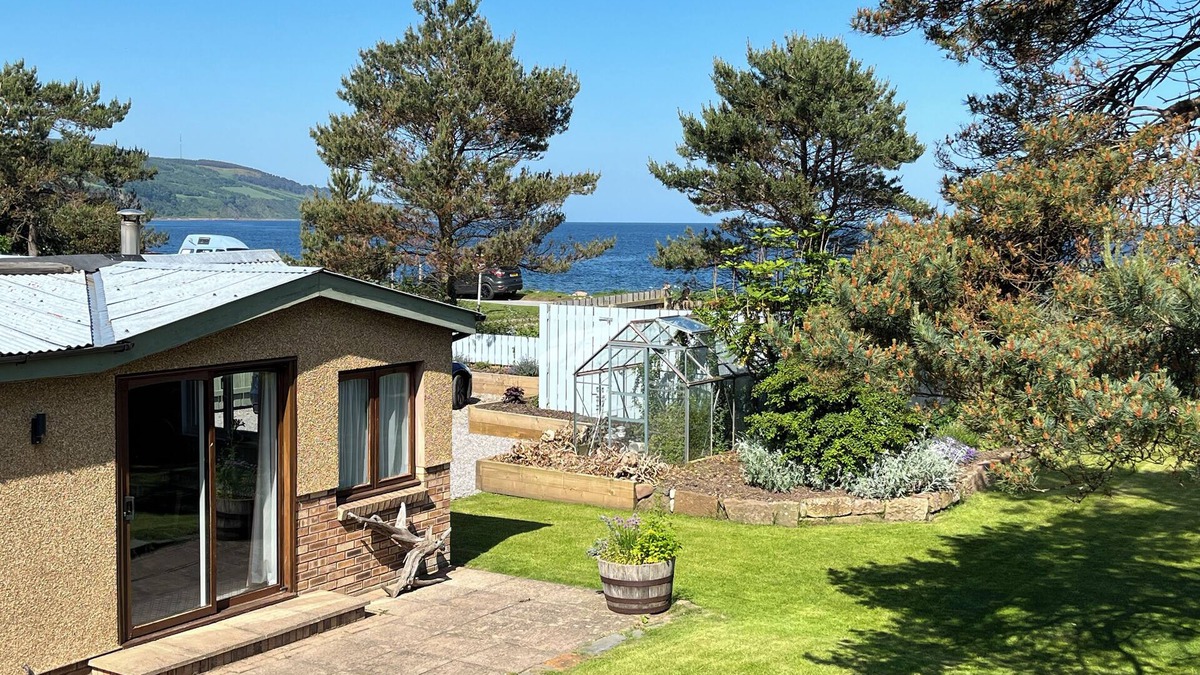 Fortrose Cottage | Seaside cottage by a sandy beach - dolphins, golf, near Inverness and Loch Ness