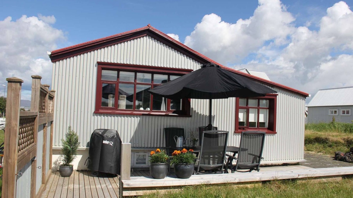 Eyrarbakki Cottage | Seaside cottages is a detached, 19th century stone-built cottage which stands by the Atlantic ocean