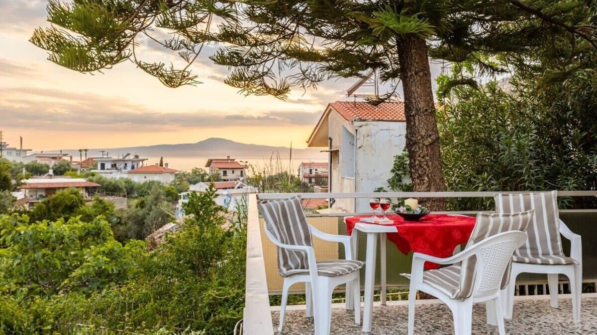 Avia Apartment | Seaside Family Haven - Avia's Spacious Getaway