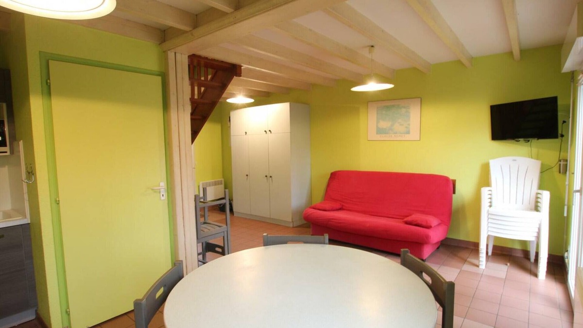 Omonville-la-Rogue Cottage | Seaside Getaway: Cozy Home with Garden, BBQ, and Sports Facilities